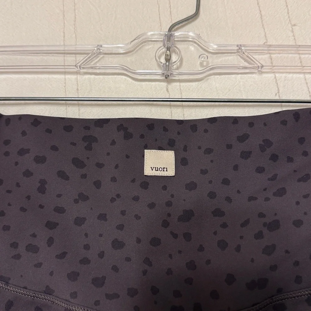 Vuori Studio Printed Leggings "Elm Dots" colorway. - Picture 3 of 7